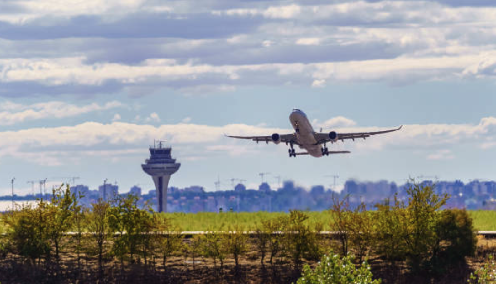 Avion despegando de un aeropuerto en España