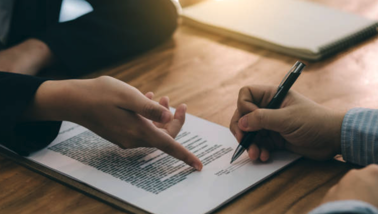 Dos personas revisando un contrato laboral fijo-discontinuo